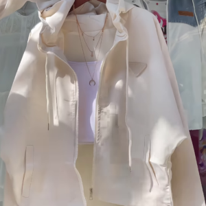 🤍 Stylish Zipper Jacket – Perfect Layer for All Seasons